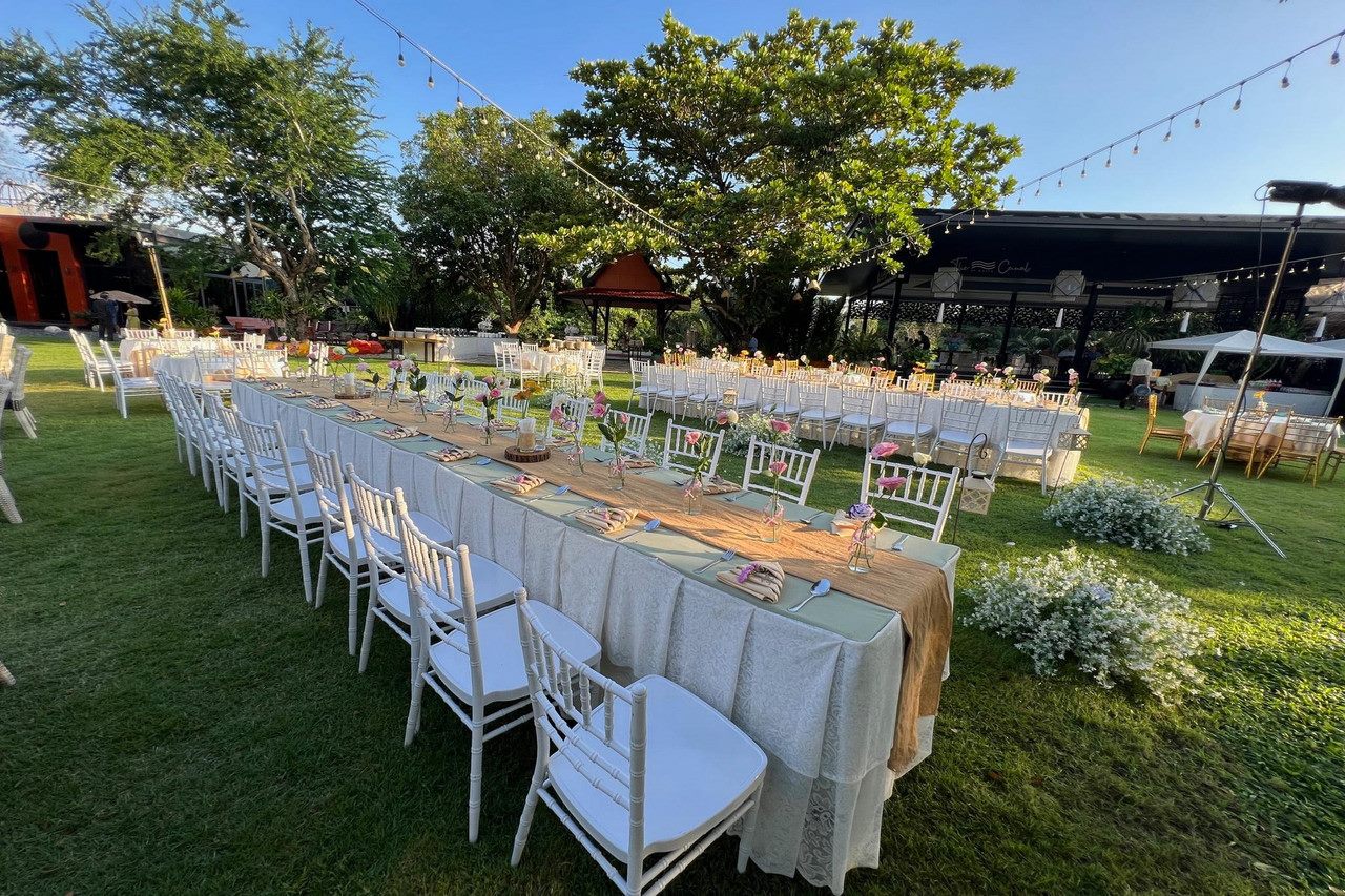 ลานสวนริมคลองจัดโต๊ะยาวสำหรับงานเลี้ยงที่ Asita Eco Resort