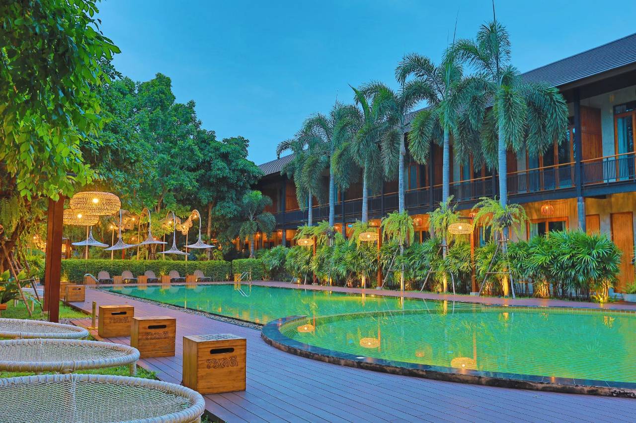 สระว่ายน้ำกลางสวนยามเย็นกับโคมไฟสานทรงร่ม ที่ The Buffalo Amphawa