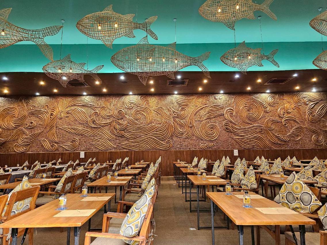 ร้านซูชิ Sushi Factory โคมปลาสานแขวนเพดานกับผนังแกะสลักลายคลื่น
