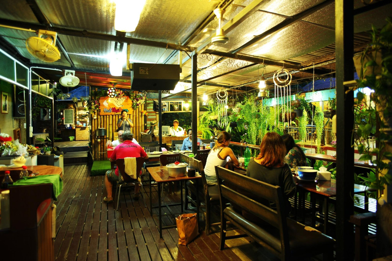 ร้านอาหารริมคลองแบบเปิดโล่งของ Hatthatara Resort ยามค่ำ