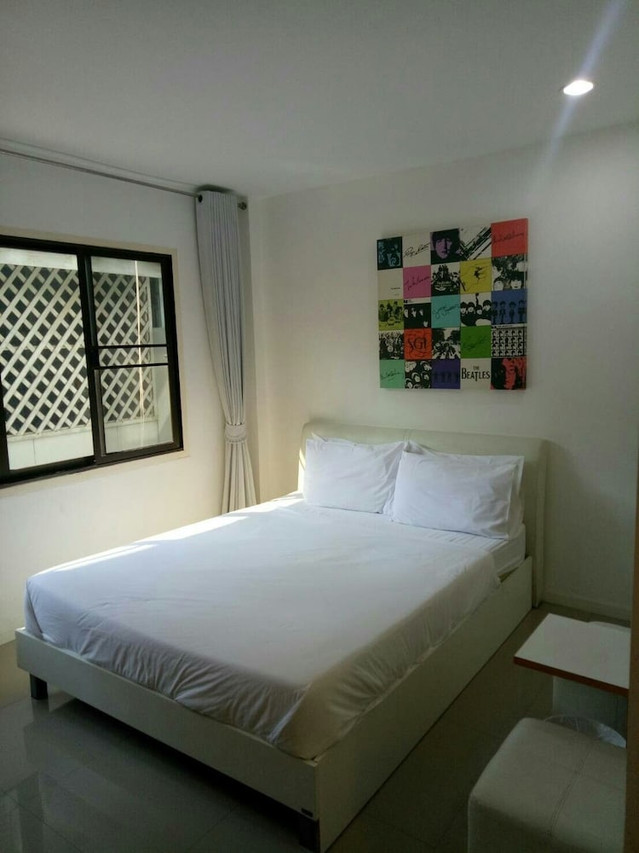 มุมห้องพักสีขาวสะอาดตา ผ้าปูเตียงขาว ที่ Maeklong Hotel