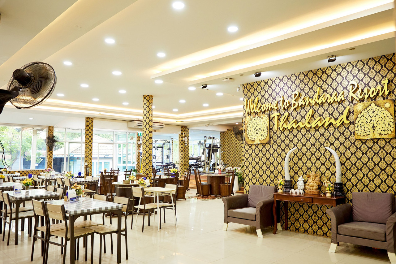 ห้องอาหารและล็อบบี้ของรีสอร์ท มีผนังเขียนว่า Welcome to Baandara Resort