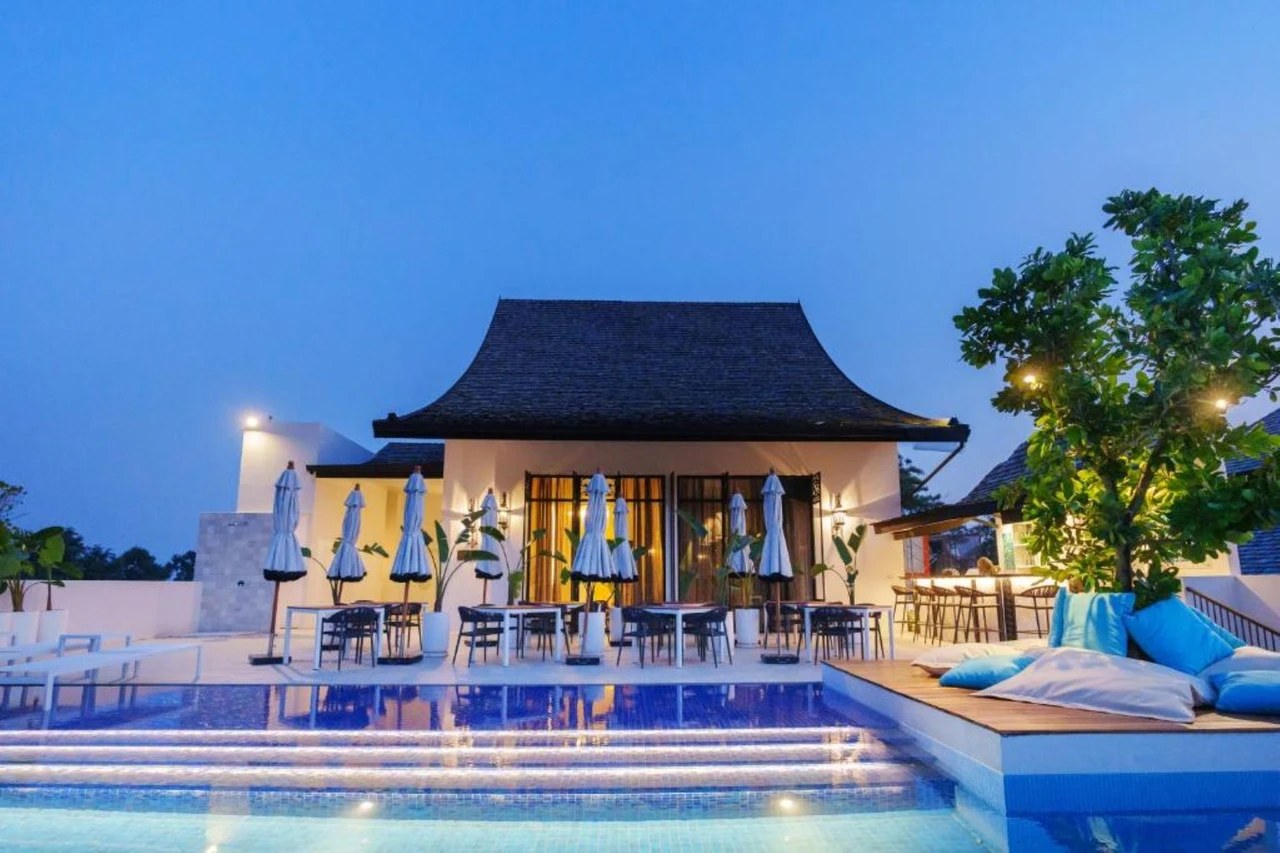 สระว่ายน้ำและ Petra Pool Bar ของ The Soul Resort ยามเย็น