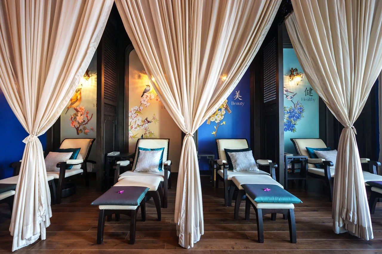 ห้องสปาของ The Soul Resort เตียงนวดและม่านผ้า