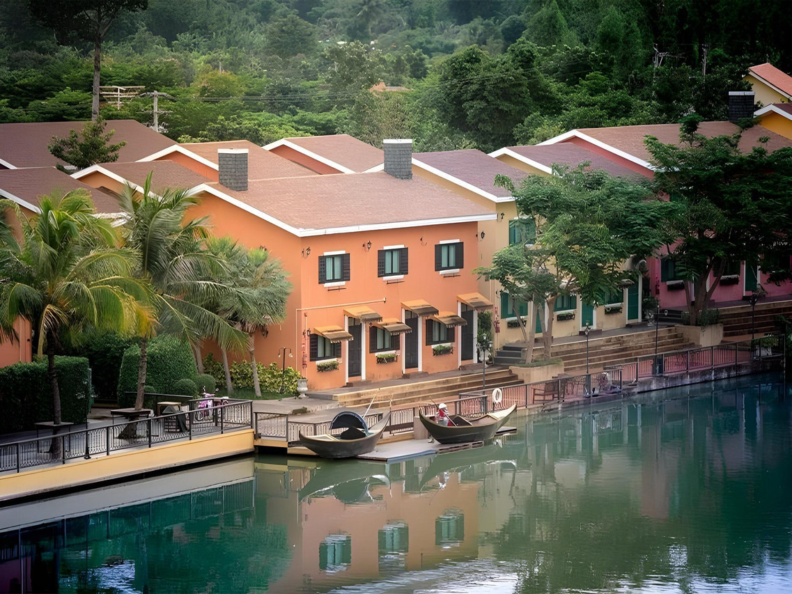 อาคารสไตล์อิตาลีสีดินเผาริมทะเลสาบ มีเรือกอนโดลาจอดอยู่