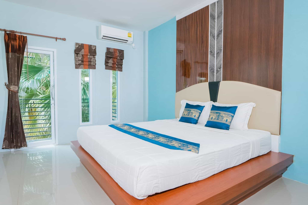 ห้องพัก Satun Boutique Resort ผนังโทนฟ้า เตียงใหญ่ ประตูออกระเบียง