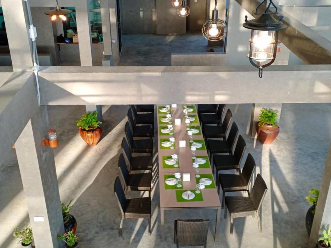 โต๊ะอาหารยาวในร้านอาหารของรีสอร์ท บรรยากาศโปร่ง