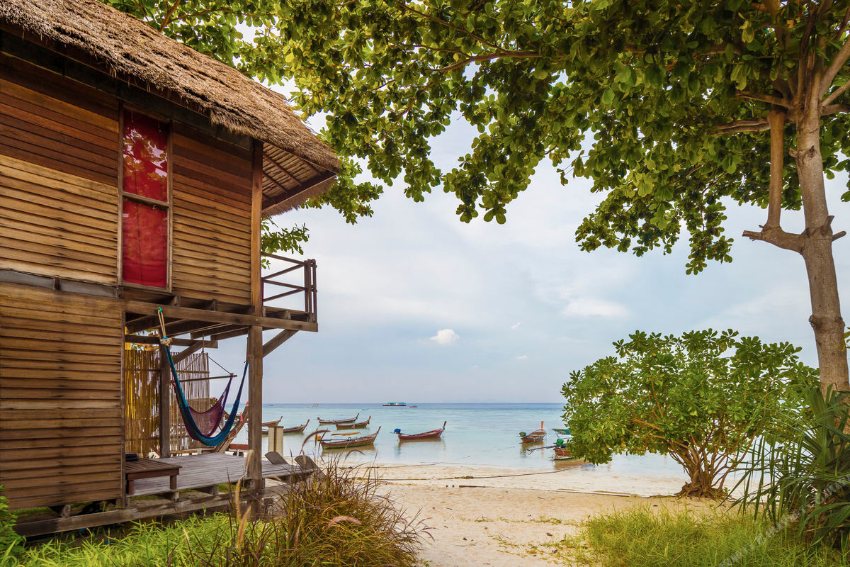 บังกะโลไม้ริมหาดพร้อมเปลญวน มองเห็นเรือหางยาวบนหาดซันไรส์