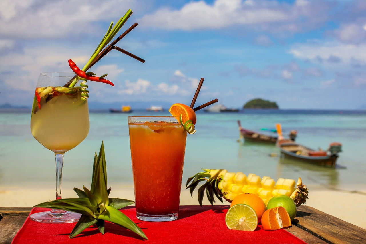 เครื่องดื่มริมหาดที่ Castaway Restaurant & Bar วิวทะเลอันดามัน