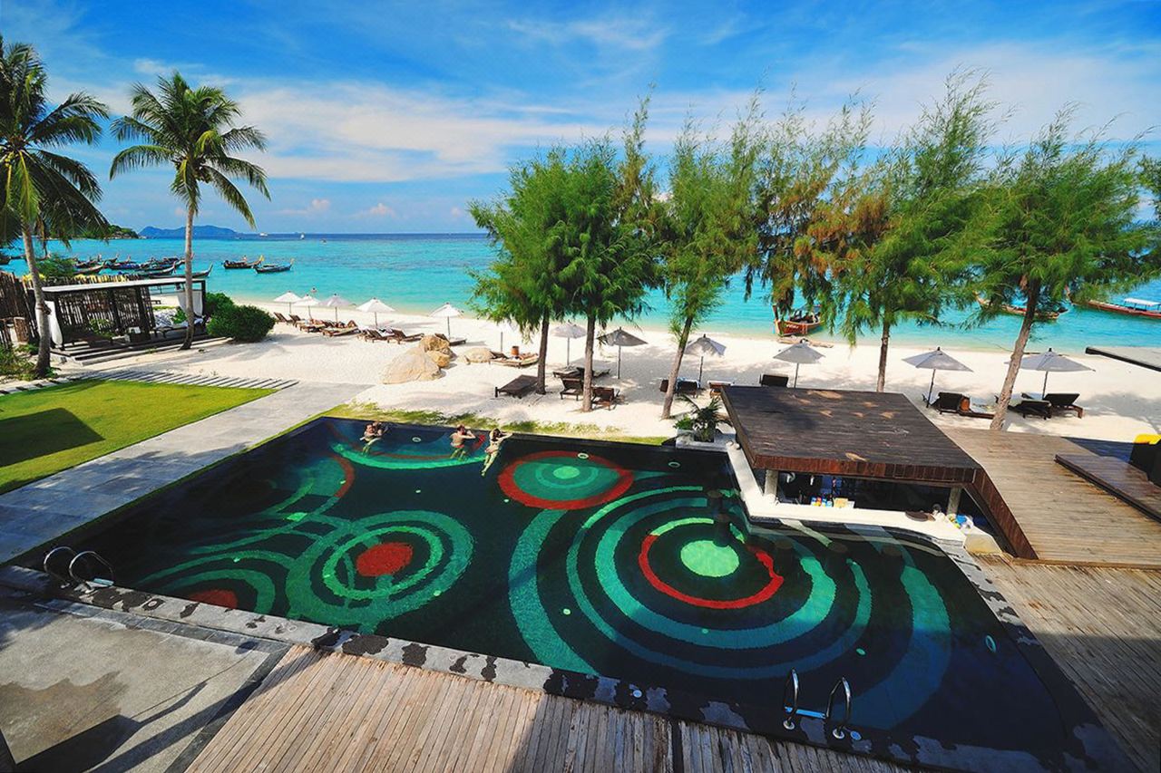 สระว่ายน้ำลายโมเสกริมหาดซันไรส์ที่ Idyllic Concept Resort เกาะหลีเป๊ะ