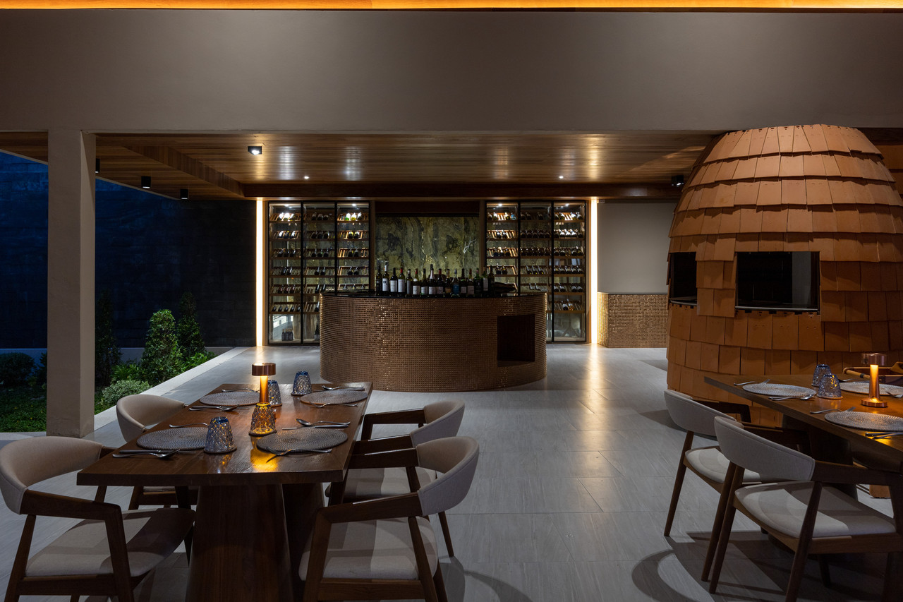 ร้านอาหารภายใน Irene Pool Villa Resort บาร์ทองแดงและผนังเก็บไวน์