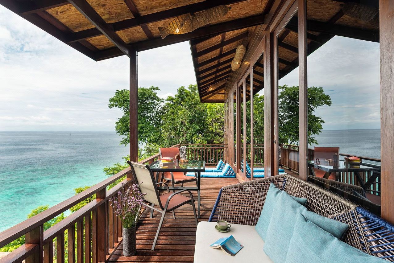 ระเบียงไม้วิลล่า Serendipity Koh Lipe มองเห็นทะเลอันดามันจากหน้าผา