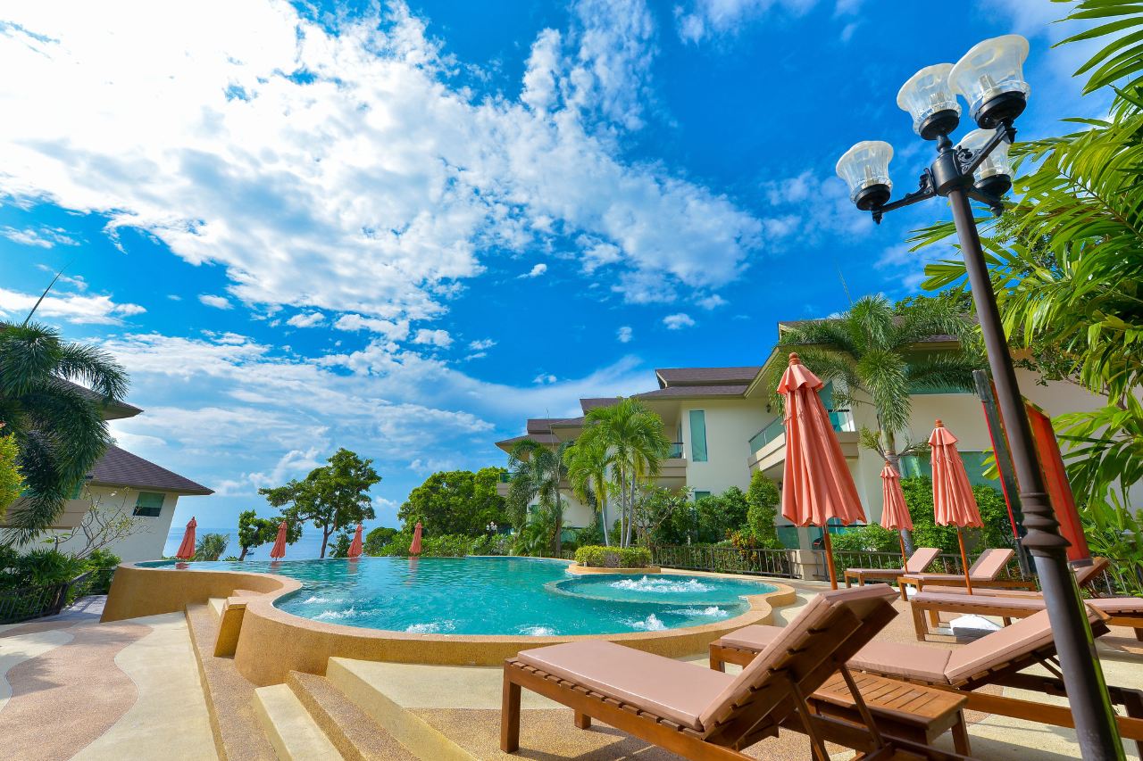 สระ infinity ริมหาดของ Sita Beach Resort พร้อมเก้าอี้อาบแดดและจากุซซี่