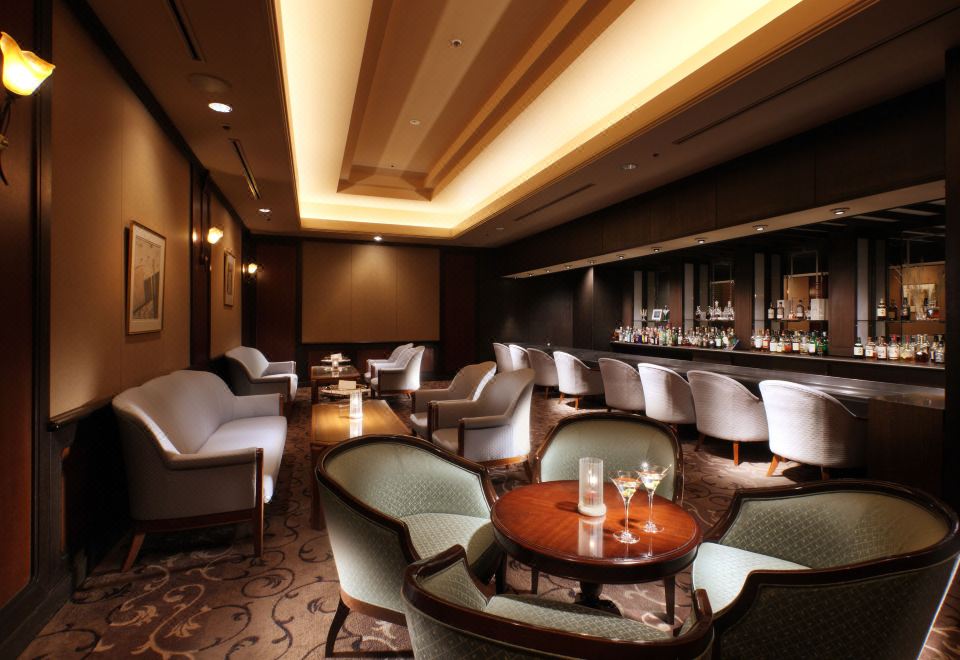 บาร์เลานจ์ Hotel Metropolitan Sendai บรรยากาศอบอุ่น โต๊ะเบาะสีครีม