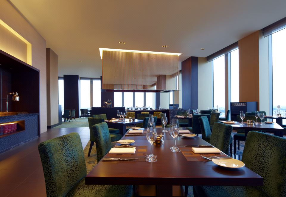 ห้องอาหารชั้นสูงของ The Westin Sendai พร้อมกระจกวิวพาโนรามา