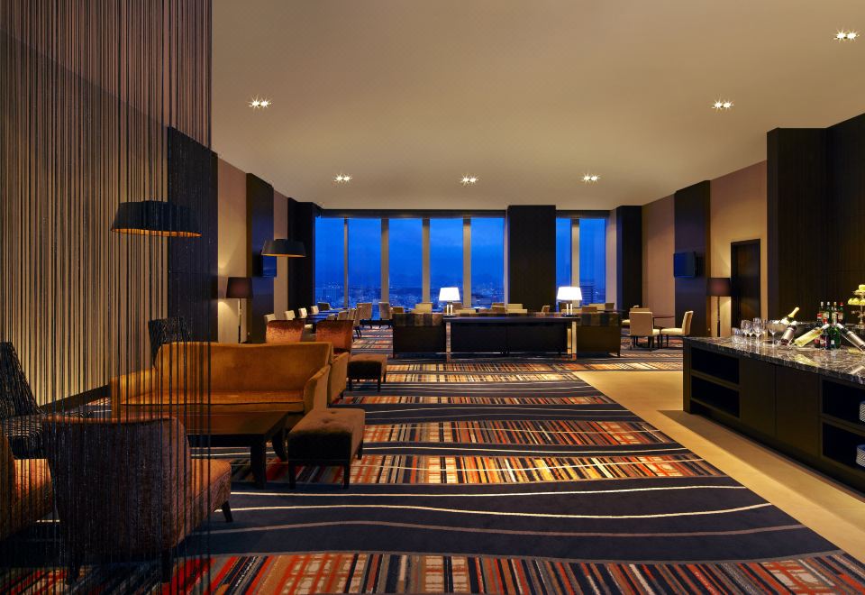 Club Lounge ชั้น 36 ของ Westin Sendai วิวแสงไฟเมืองยามค่ำคืน
