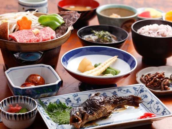 มื้อเย็น Hida ที่ Juemon — เนื้อวัว Hida ต้มสด ปลาย่าง ผักพื้นเมือง ชิราคาวาโกะ