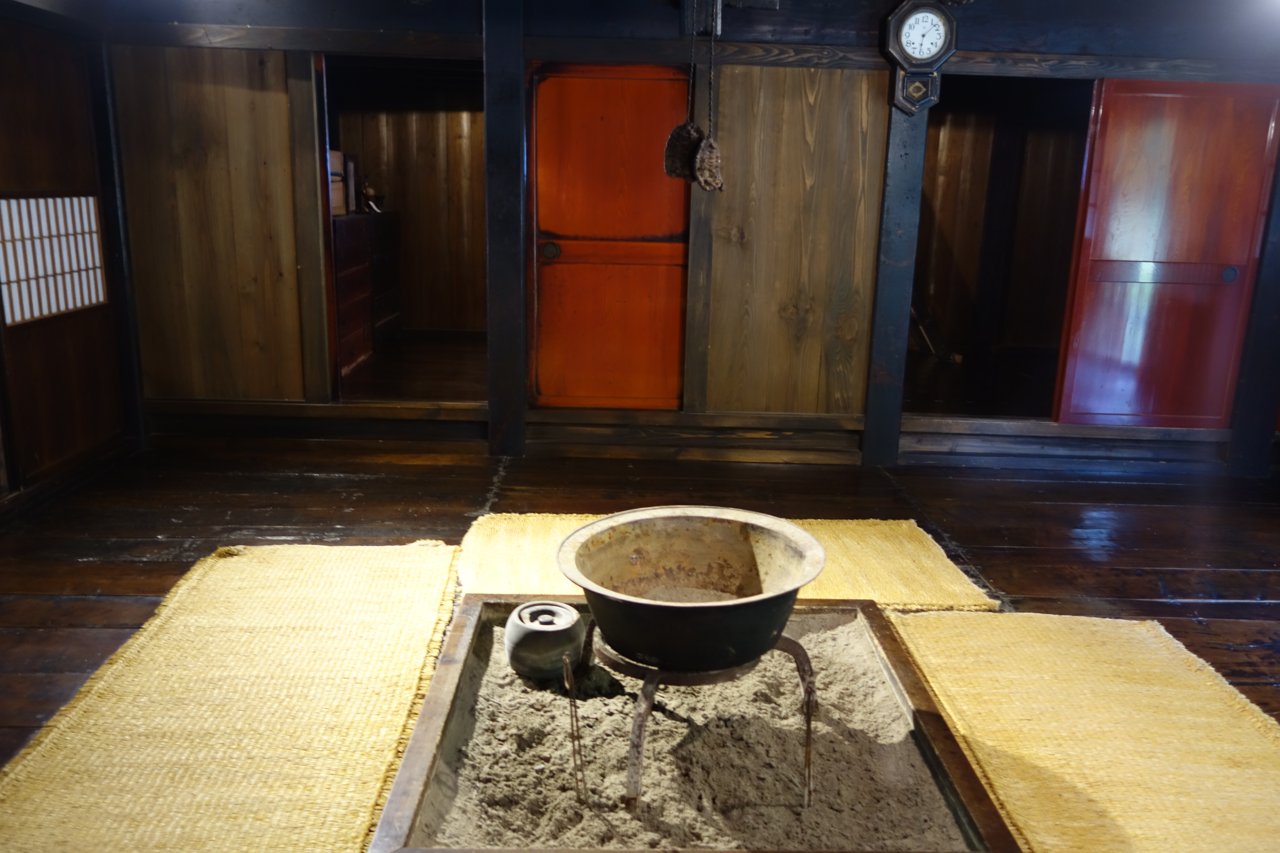 เตาอิโรริในบ้านฟางกัสโช ชิราคาวาโกะ — หม้อเหล็กหล่อตั้งบนเถ้า