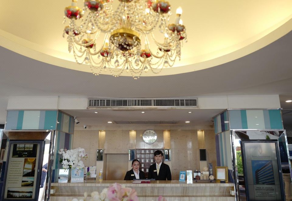 ล็อบบี้โรงแรมไชยแสง พาเลส โคมไฟคริสตัลและเคาน์เตอร์ต้อนรับ