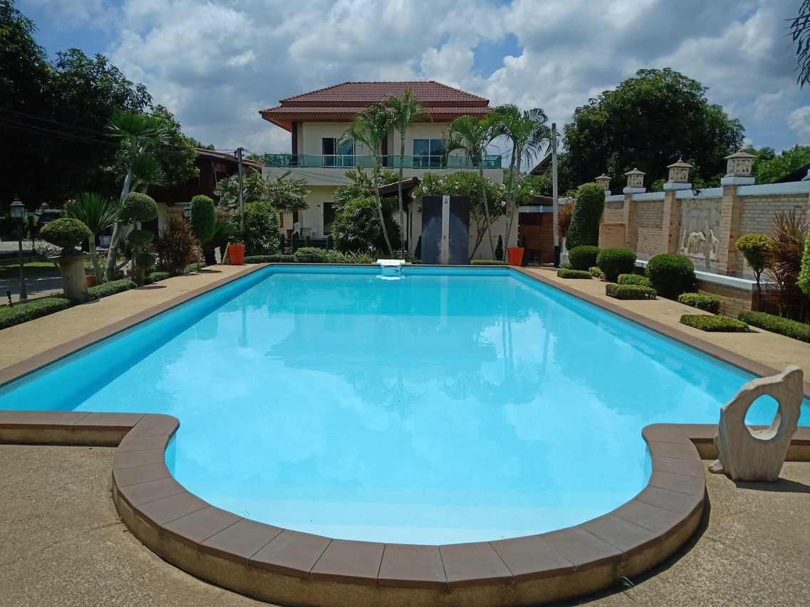 สระว่ายน้ำกลางแจ้งหน้าตัวบ้านวิลล่าสองชั้นหลังคากระเบื้องแดง Sumali Villa