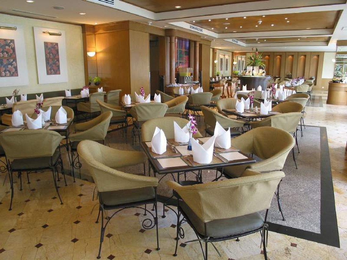 ห้องอาหาร Ginger บรรยากาศสว่าง โต๊ะอาหารริมหน้าต่าง