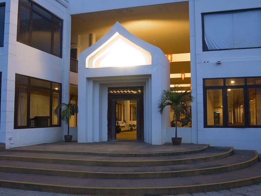 Ananda Museum Gallery Hotel entrance with a Sukhothai-style lotus-bud arch