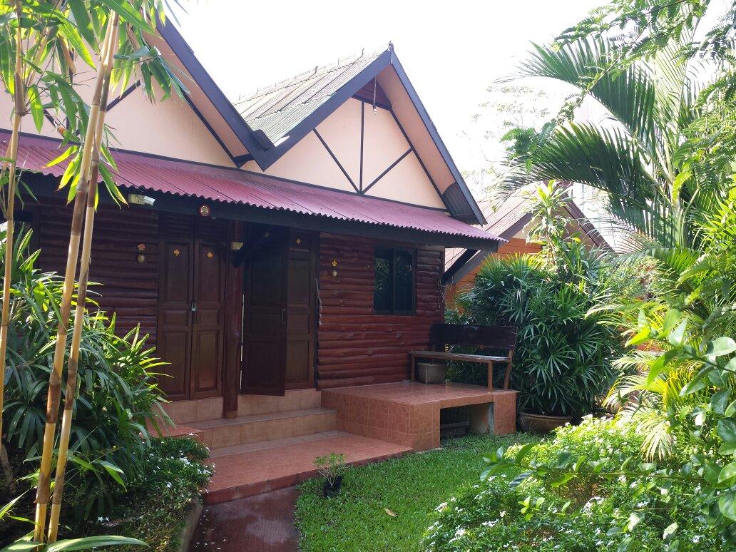 บังกะโลไม้หลังเดี่ยวพร้อมระเบียงในสวนของ Ban Thai Guesthouse สุโขทัย