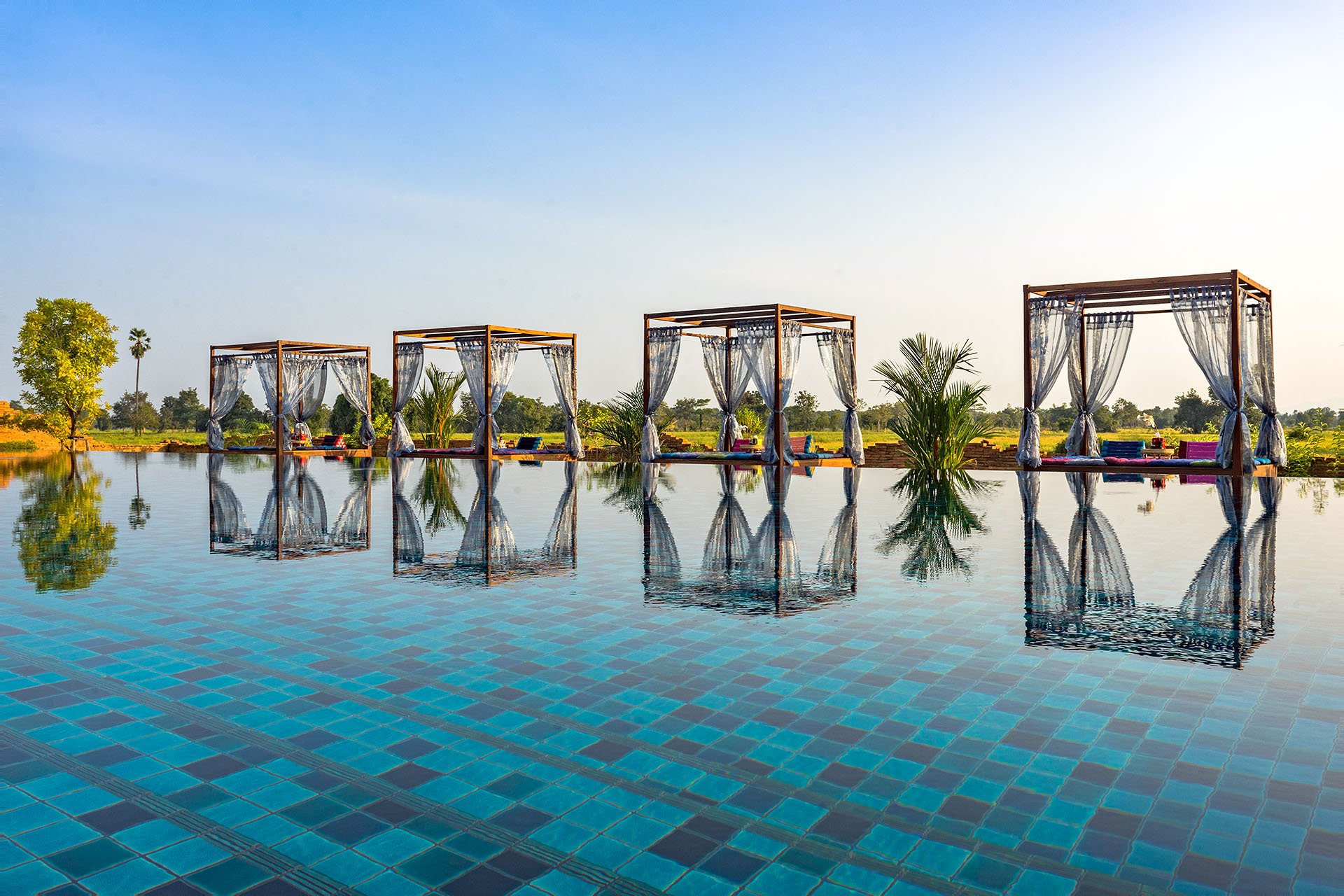 สระ infinity ของ Sriwilai Sukhothai กับศาลาเตียงนอนสะท้อนเงาลงน้ำ