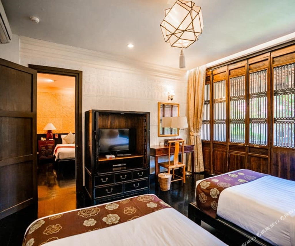 ห้องพัก Tharaburi Resort เฟอร์นิเจอร์ไม้สักเข้มและบานเกล็ดไม้แกะสลัก