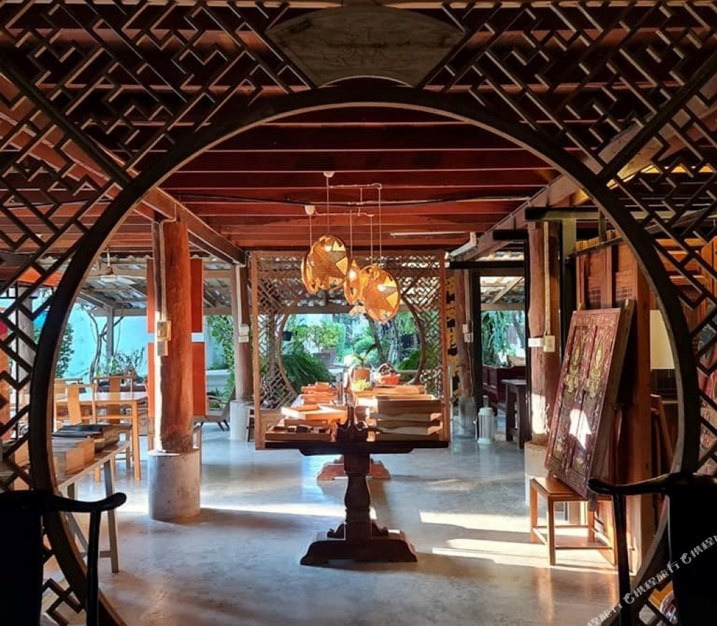 ล็อบบี้ Tharaburi Resort ซุ้มประตูวงกลมไม้แกะสลักและของเก่าสะสม