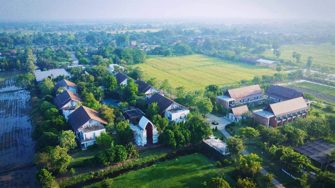 มุมสูง Sukhothai Treasure Resort กลางทุ่งนาฝั่งเมืองเก่า