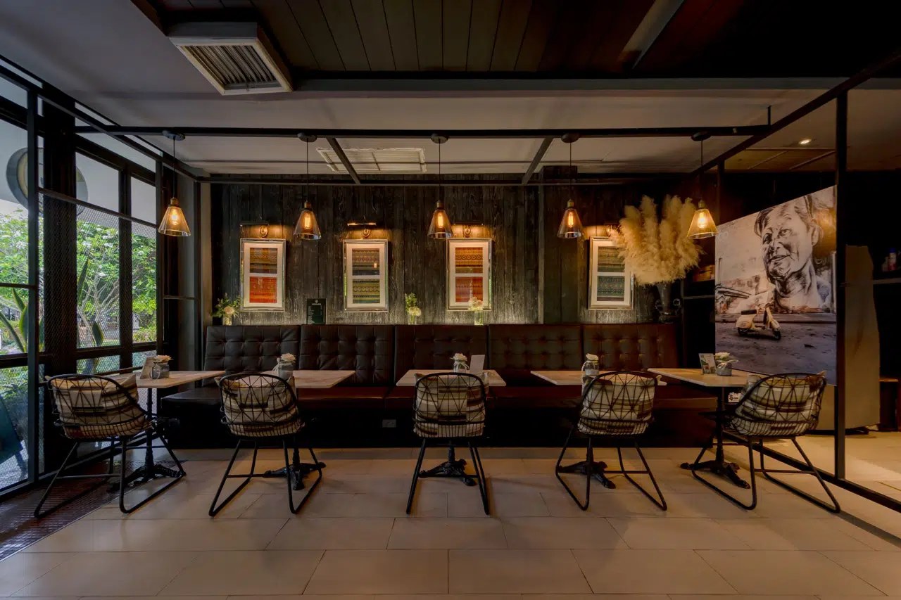 ห้องอาหาร Pink Lotus Restaurant ตกแต่งไม้เข้มสไตล์ไทยร่วมสมัย