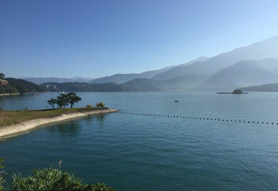 วิวทะเลสาบสุริยันจันทราจากโรงแรม Sun Moon Lake Hotel