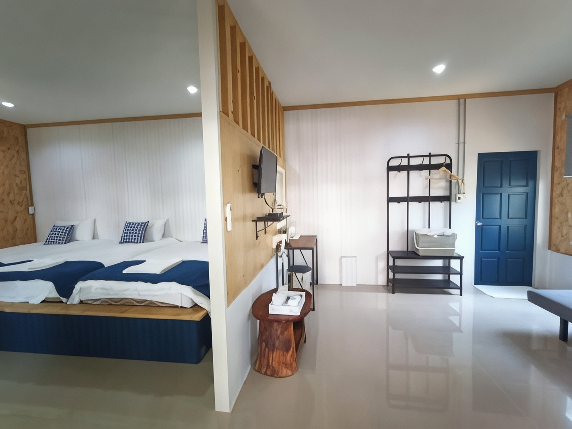 ห้องพัก Lamoon Boutique Hotel โทนไม้ขาวน้ำเงิน เตียงยกพื้นไม้