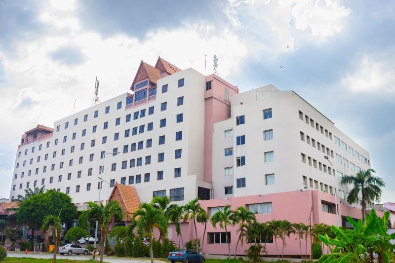 อาคารโรงแรม Songphanburi สีชมพู-ขาว ยอดหลังคาทรงไทย