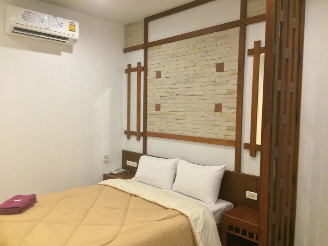 ห้องพัก Suanrak Resort เตียงคู่ ผนังหินตกแต่ง พร้อมแอร์