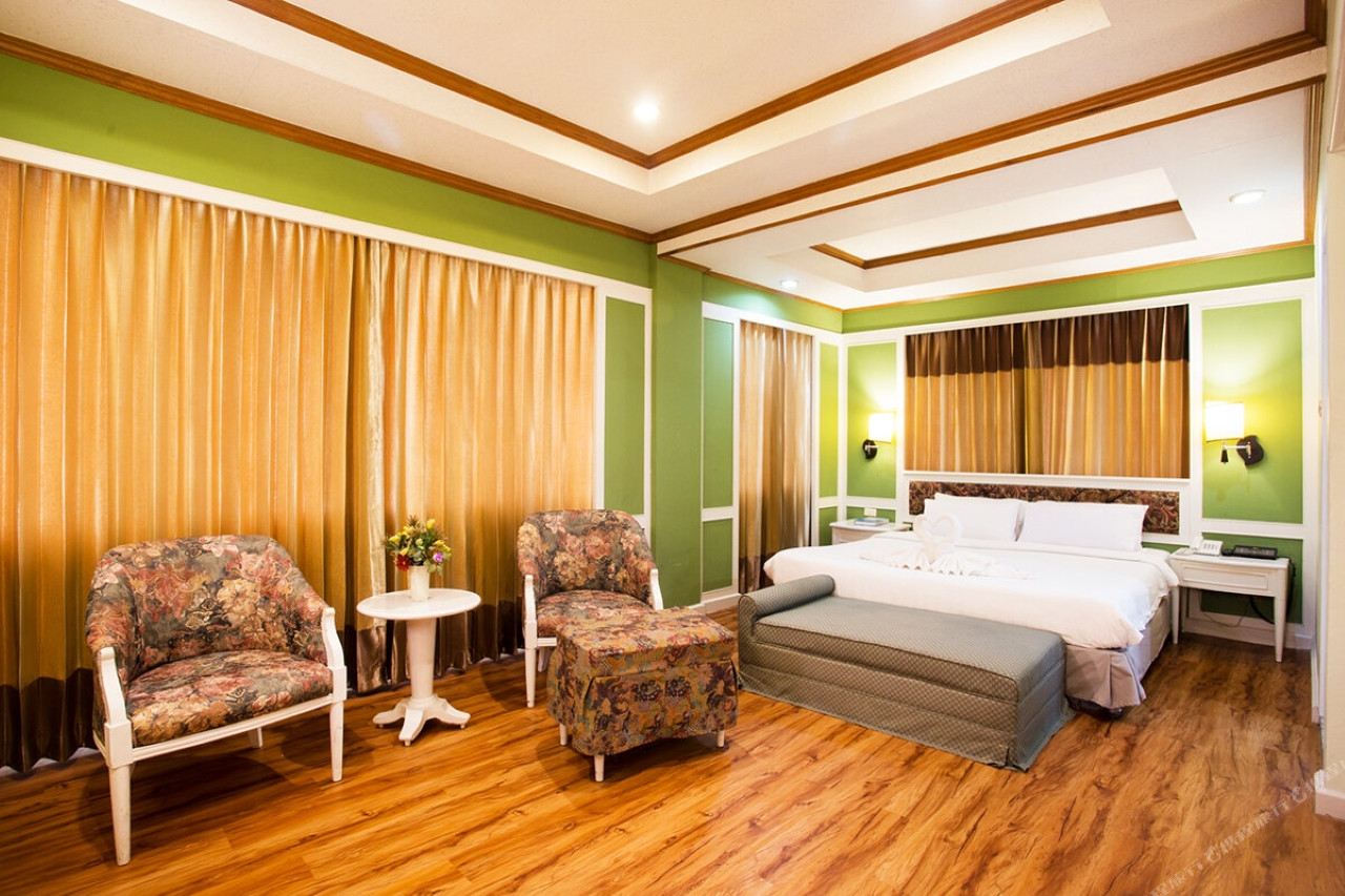 ห้อง Deluxe พื้นไม้ของ Wangtai Hotel สุราษฎร์ธานี