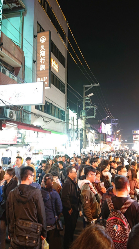 ป้าย K Hotel 久窩行旅 เหนือตลาดกลางคืนเฝิงเจี่ยยามค่ำคืน