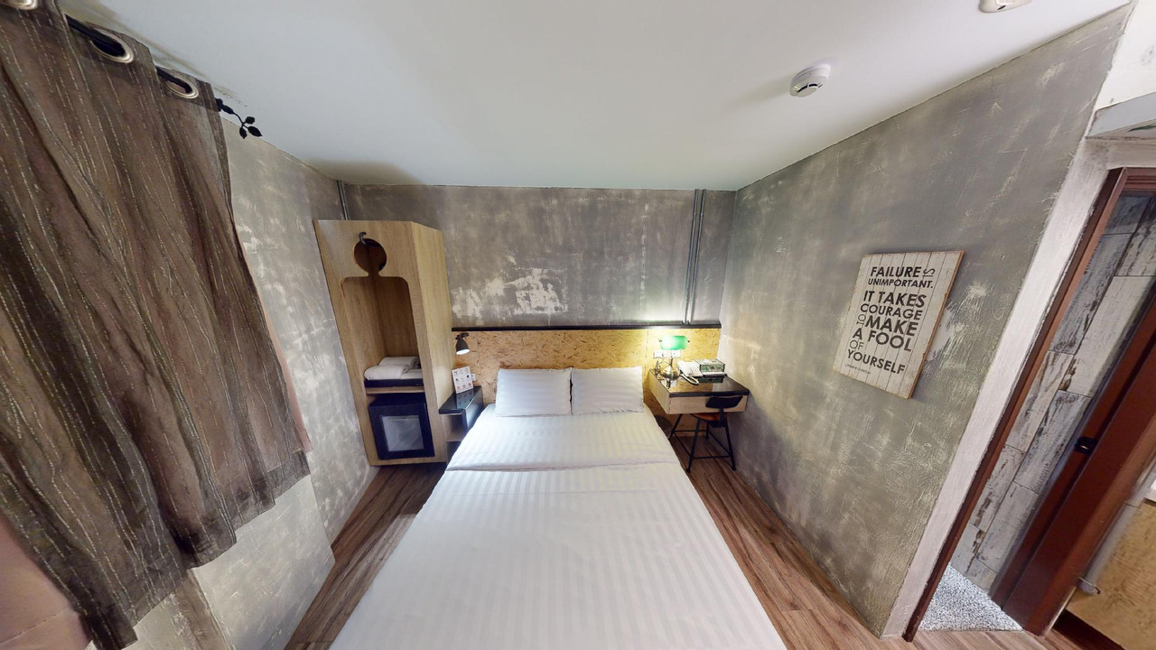 Industrial-style common area at Beimen WOW Poshtel