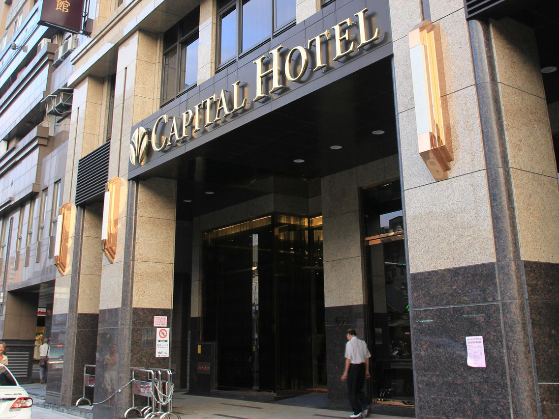 Capital Hotel Songshan standard double room, clean and well-appointed with work desk