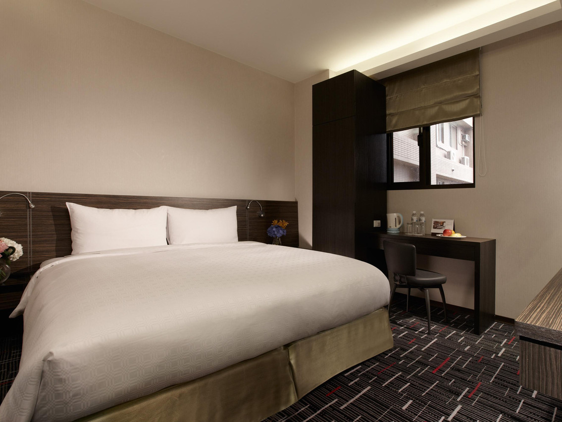 Capital Hotel Songshan standard double room, clean and well-appointed with work desk