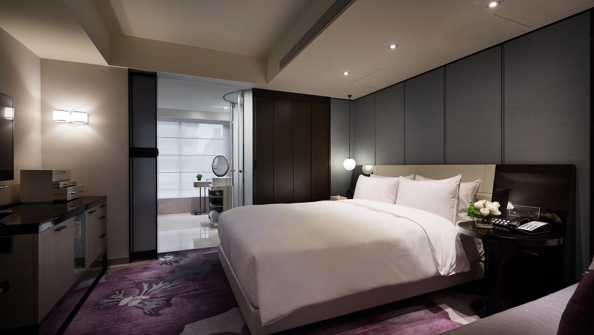 Beautiful Room 26.6 sqm — king bed with glass-walled bathroom