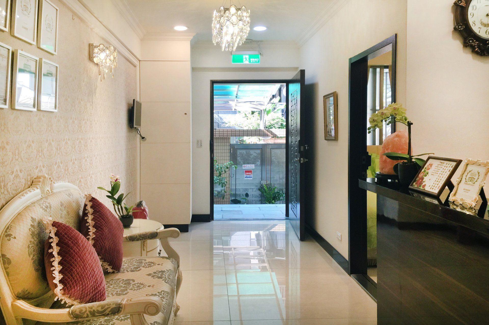 ห้องพักกว้างขวางสไตล์บ้านพักของ Gracehome Service Apartment