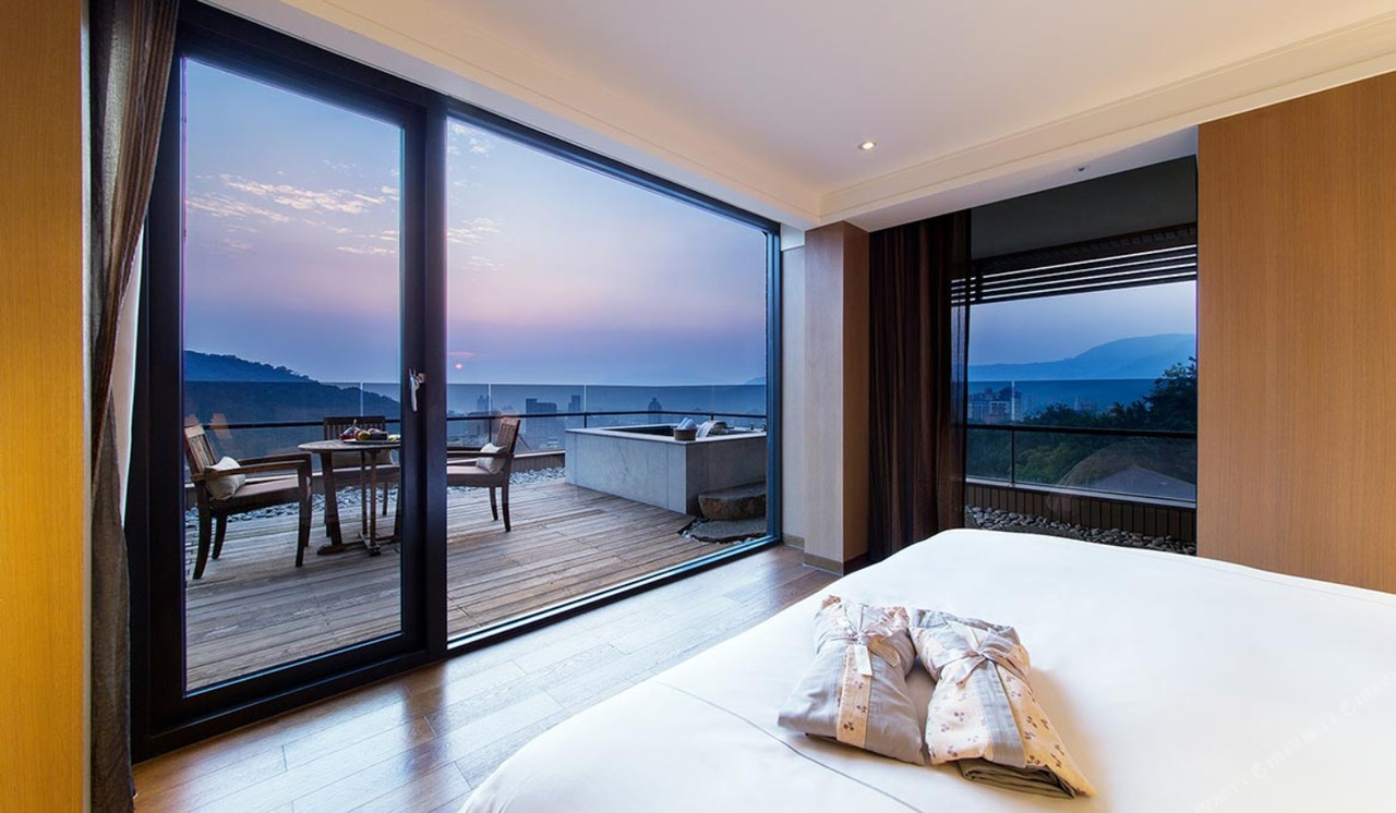 บ่อแช่ออนเซนน้ำแร่ซัลเฟอร์ขาวในห้องพัก Grand View Resort Beitou