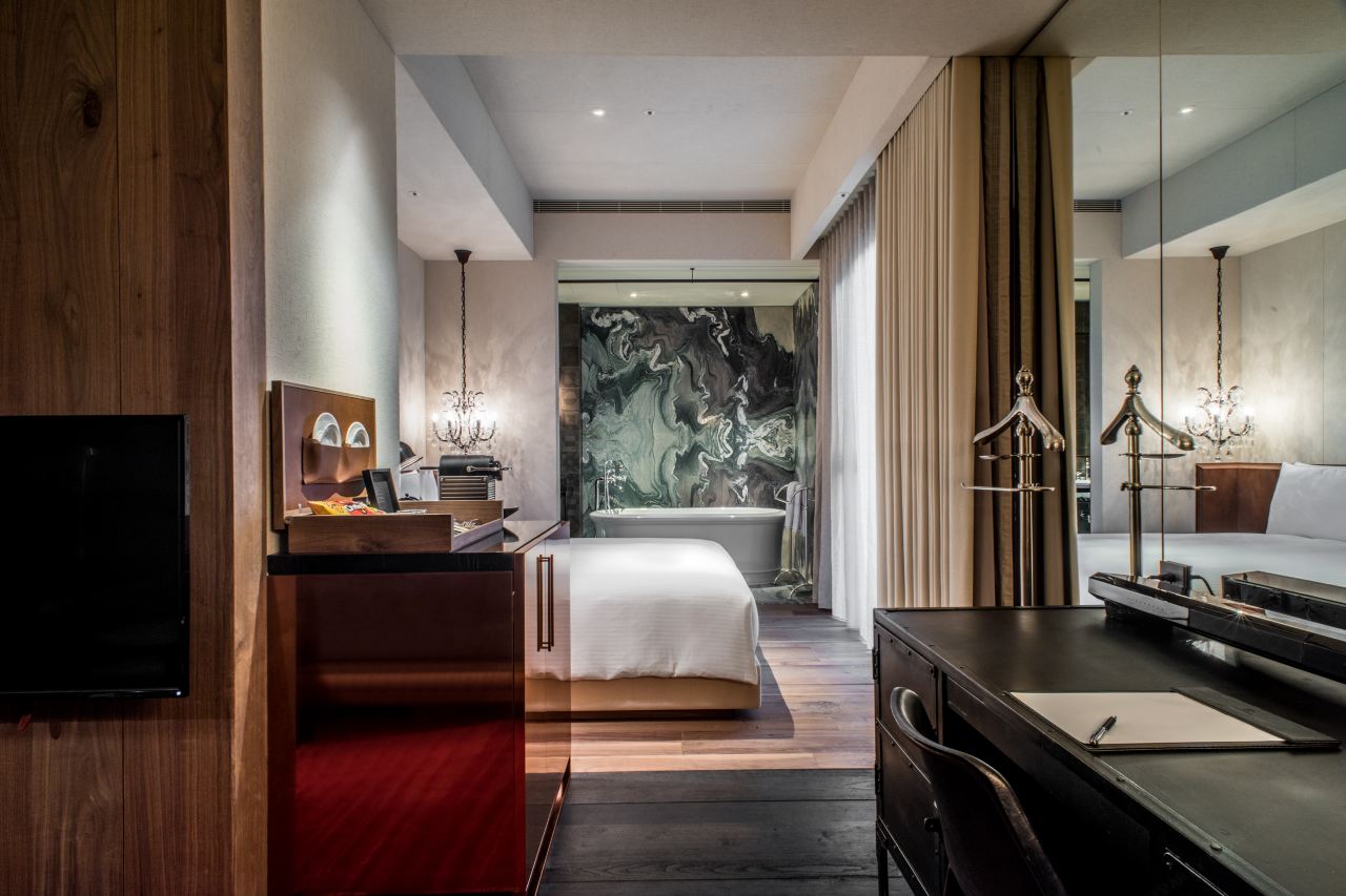 ล็อบบี้และคอร์ริดอร์ทองแดงของ Hotel Proverbs Taipei