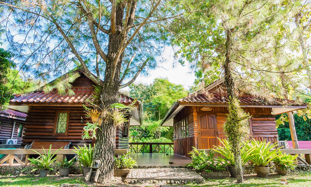 บังกะโลไม้สองหลังในสวนเขียวร่มรื่นของรีสอร์ตริมน้ำอุ้มผาง
