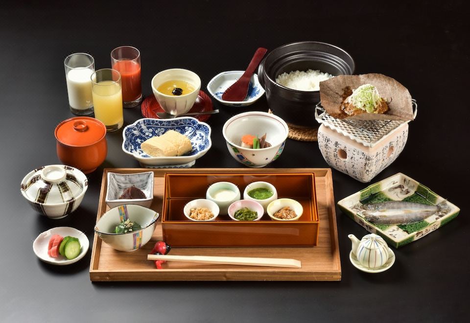 อาหารเช้าแบบญี่ปุ่นดั้งเดิมพร้อมจานปลาย่าง ข้าวหม้อดิน และผักดองที่ Honjin Hiranoya Kachoan