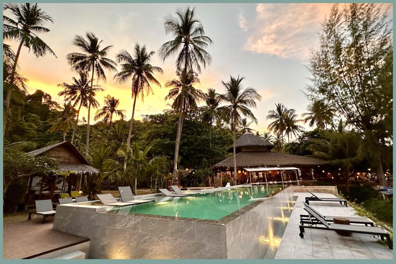 สระว่ายน้ำและร้านอาหารหลังคาจางช่วงพระอาทิตย์ตกที่ Coco Cottage Koh Ngai