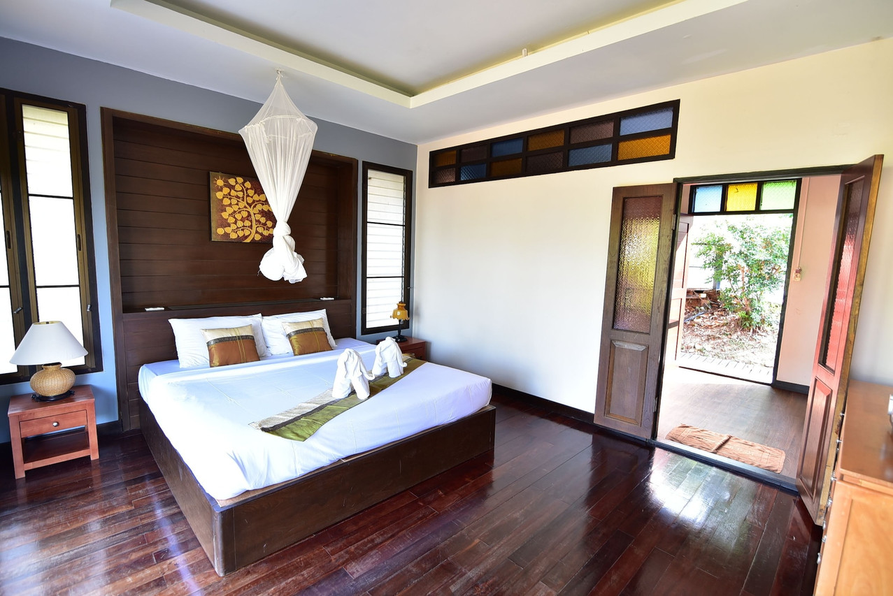 ห้องบังกะโลไม้สัก เตียงคลุมมุ้ง พื้นไม้ บรรยากาศ Koh Ngai Thanya Beach Resort