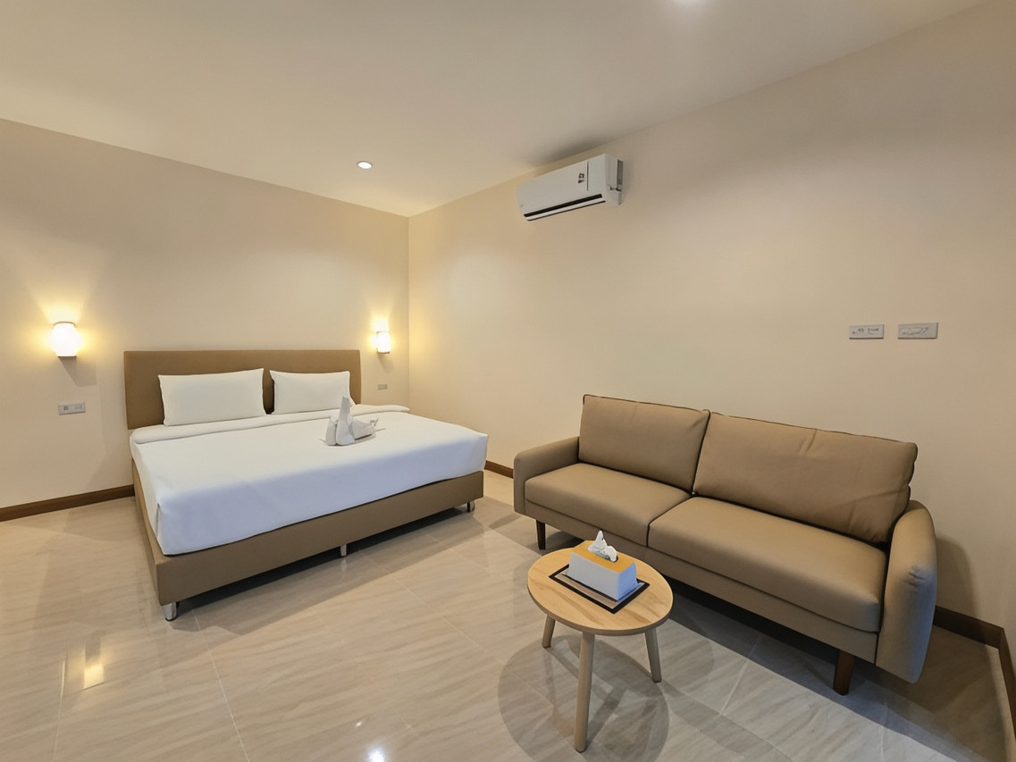 ห้องบังกะโลแอร์ที่รีโนเวตใหม่ ผนังเรียบ โซฟา เครื่องปรับอากาศติดผนัง